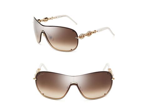 gucci sunglasses with gold chain.